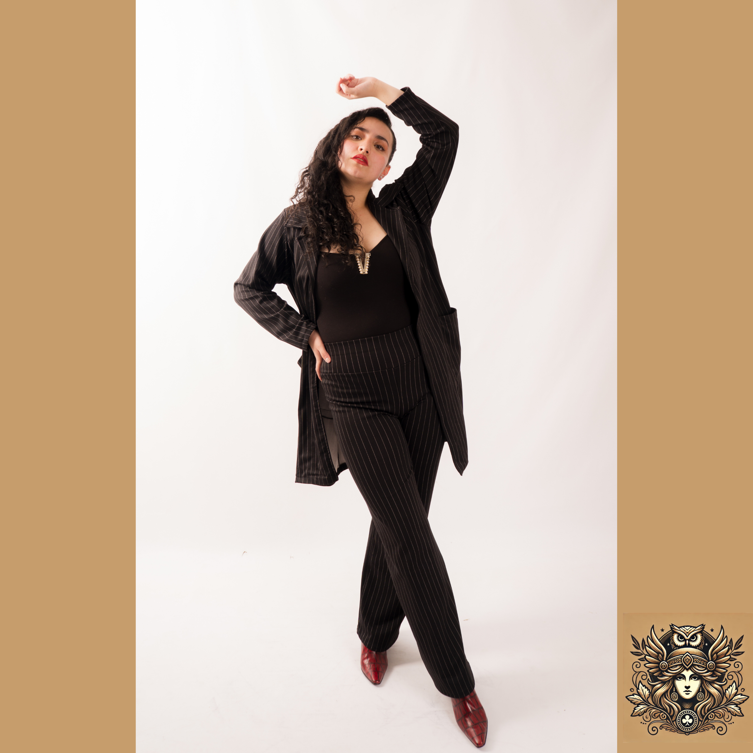 "Línea de Poder" – Conjunto Ejecutivo de Gabán y Pantalón con Rayas Punteadas